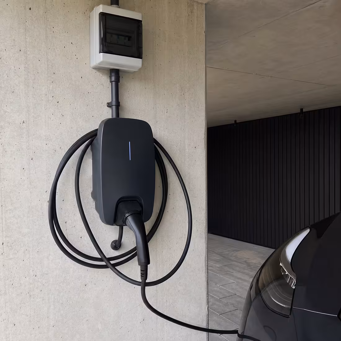 Installierte Wallbox an einem überdachten Stellplatz