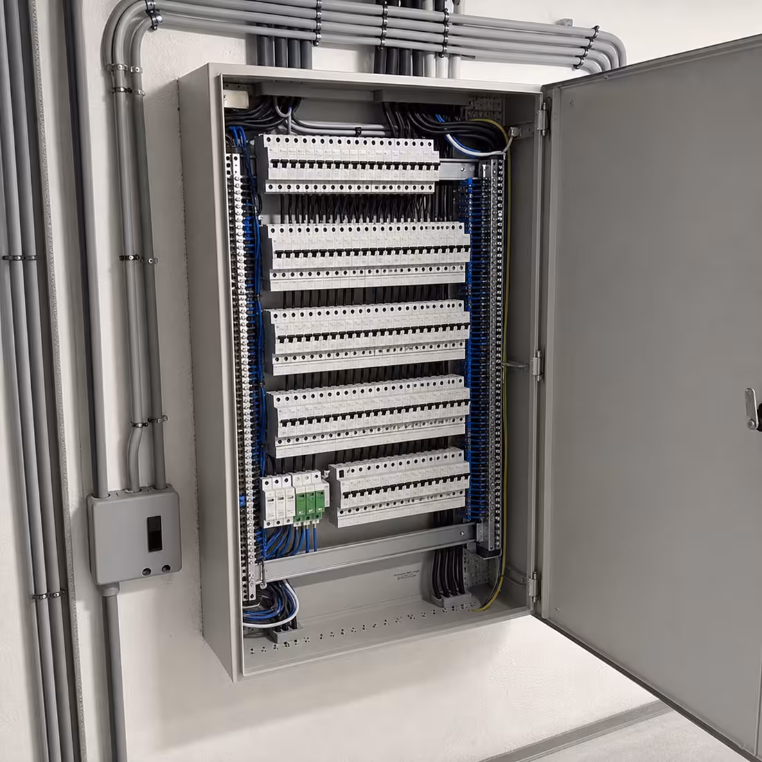Sauber aufgebauter elektrischer Verteilerschrank