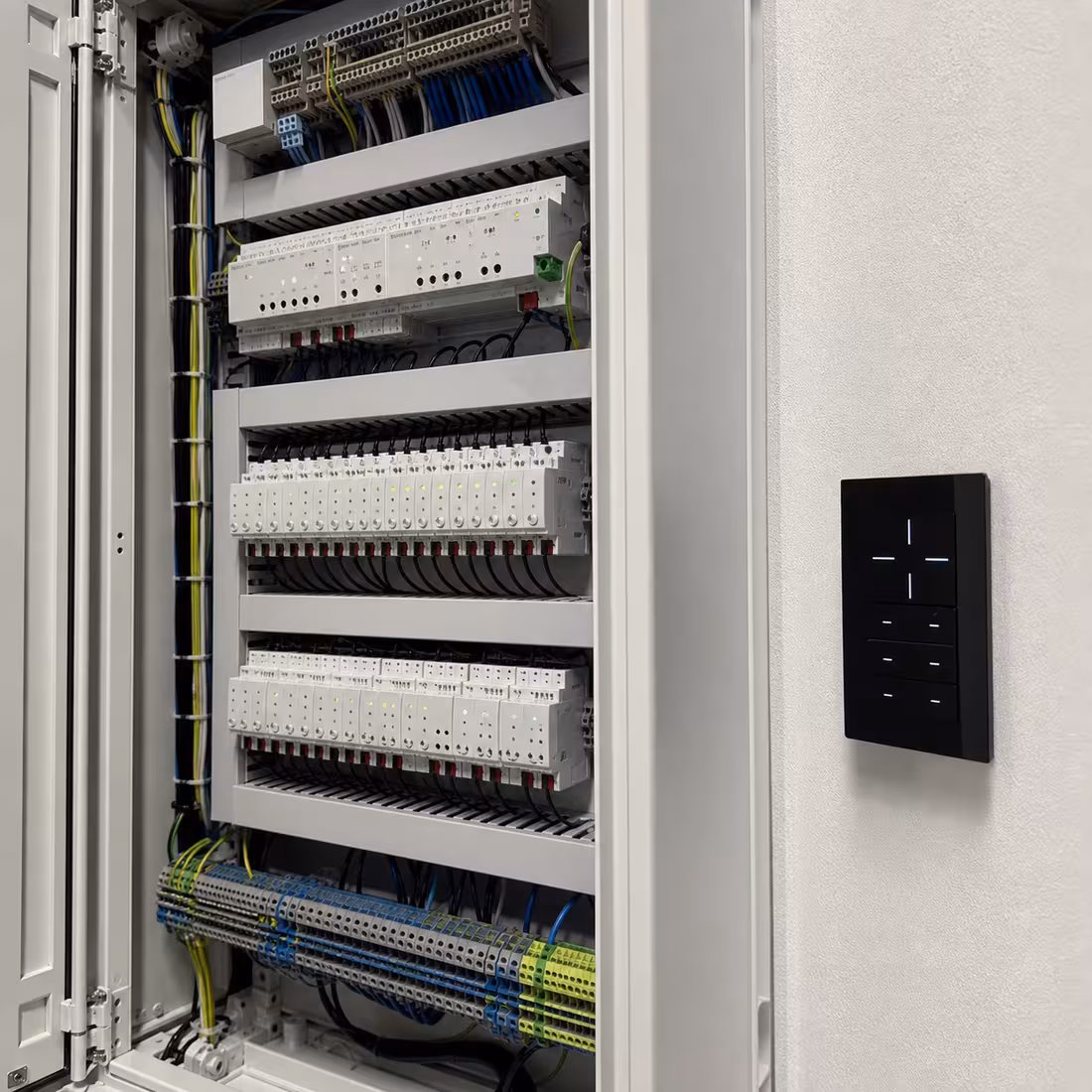 KNX-Verteilung und Bedienelement einer Gebäudeautomation
