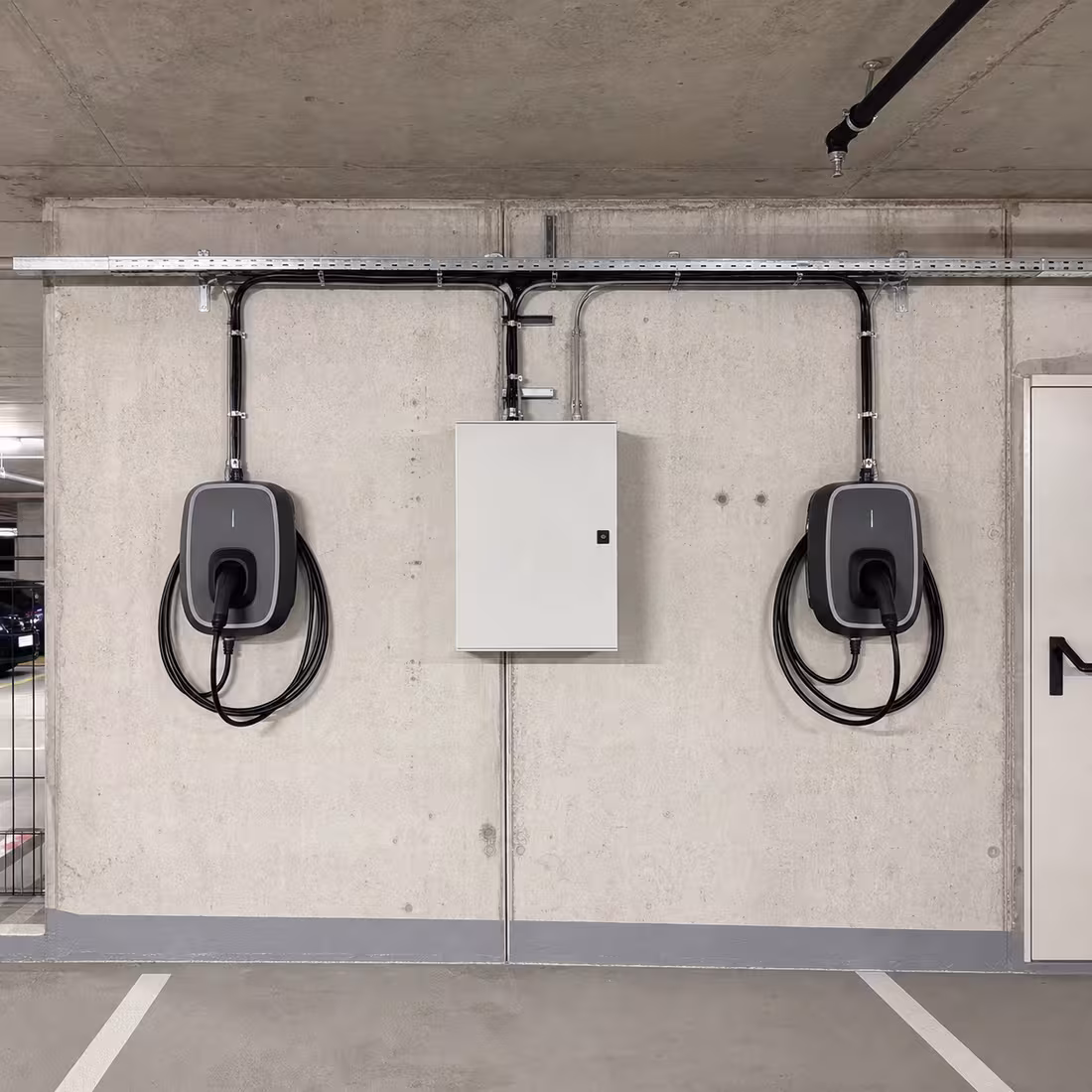 Installierte Wallbox an einem überdachten Stellplatz